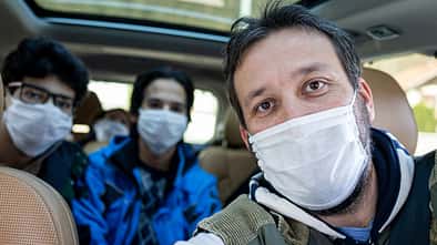 Autofahrer mit Maske