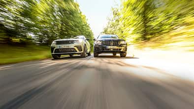 BMW X5 M50i, Range Rover Velar P550, ams 0321 Vergleichstest