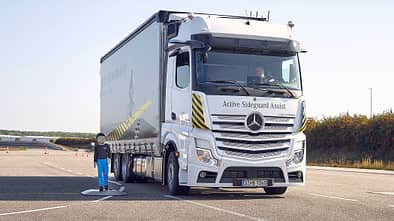 Daimler Abbiegeassistent Notbremsassistent Lkw