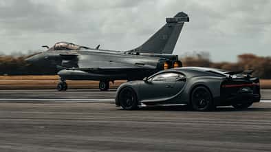 Bugatti Chiron Sport Legendes du ciel Jet Dassault Rafale Marine