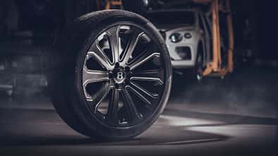 07/2021, Bentley Bentayga mit 22 Zoll Karbon Rädern