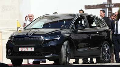 Papst Franziskus am Skoda Enyaq iV