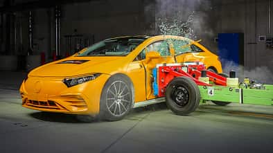 Crashtest Mercedes EQS Seitenaufprall