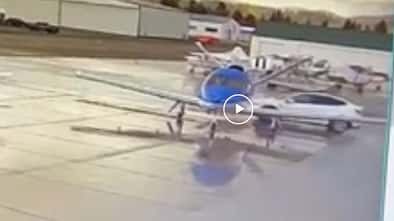 Tesla rammt Flugzeug