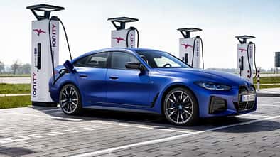 BMW i4 50M an Ionity Ladesäule