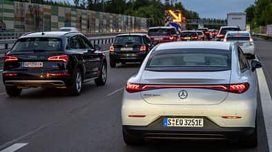 Mercedes EQE350+ im Stau auf der Autobahn Baustelle
