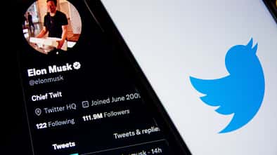 Twitter-Profil Elon Musk mit Waschbecken