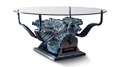 Ferrari V12-Motor als Tisch