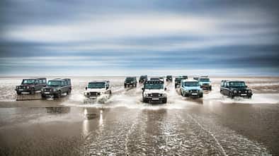 Ineos Grenadier Wasser Meer Watt Sand Geländewagen