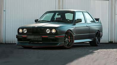 Manhart BMW E30 M3 vor Garagen