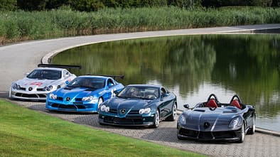 Vier Mercedes-SLR-McLaren vor einem See