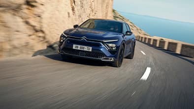 Citroën, C5 X Hypnos von vorn fahrend.