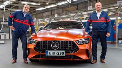 Mercedes-AMG GT 4-Türer Produktionsstart bei Valmet in Uusikaupunki, Finnland. Links: Olaf Bongwald (CEO Valmet Automotive), rechts: Pasi Rannus (SVP Vehicle Contract Manufacturing)