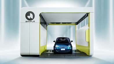 Fiat 500 Elektro wechselt Batterie in Ample-Wechselbatteriestation