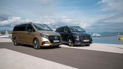 Der neue Mercedes-Benz EQV – Exterieur, Ausstattung u.a. AVANTGARDE, kalaharigold metallic, MBUX Widescreen Cockpit, Luxussitze, Leder Lugano schwarz, Zierelement Holzoptik Olive dunkelgrau // The new Mercedes-Benz EQV – Exterior, equipment among othe