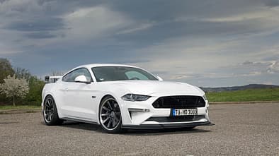 Schropp Mustang SF700 vor bewölktem Himmel