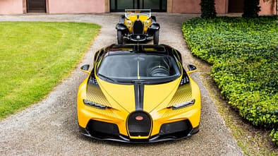 Bugatti Chiron Super Sport 55 1 of 1 und Type 55 vor Haus