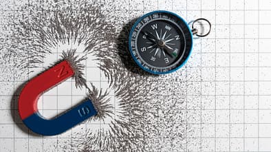 TechnikProfi, Elektrotechnische Grundlagen, Magnetismus, Wirkung Kompass/Magnet TechnikProfi_2024_02_03_1