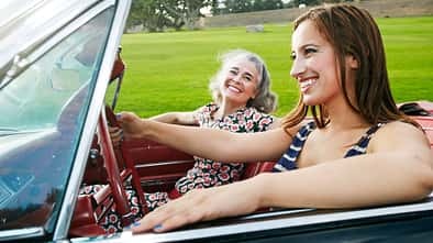 Zwei Frauen im Cabrio