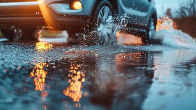 car,rain,road,water,tire,puddle,flood,splash,weather,rainy,wheel,city,wet,safety,street,season,speed,traffic,drop,warning,vehicle,control,storm,wave,dirty,auto,extreme,thunderstorm,motion,nature,moving,reflection,spray,urban,travel,adventure,automobile,climate,transportation,transport,danger,outdoors,rainwater,hazardous,dangerous,driving,flowing,race,splashing KI in der Kfz-Versicherung