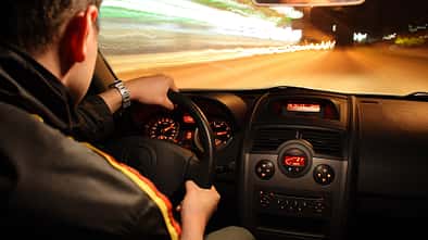 Männlicher Raser Innenstadt Nacht Illegales Autorennen