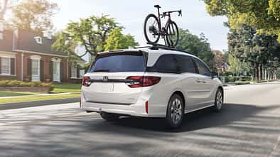 Weißer Honda Odyssey des Modelljahrs 2025.