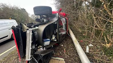 Dieser Ferrari F40 ist in Großbritannien gecrasht.