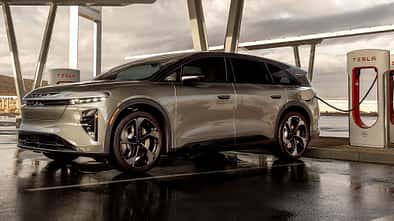 Lucid Gravity am Tesla Supercharger