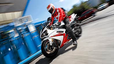 Tanken, Griechenland, Motorradfahrer mit Helm, Helmpflicht