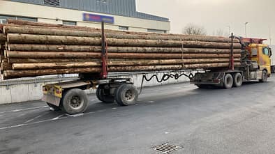 Überladener Holz-Lkw