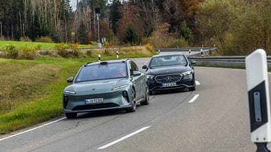 Assistenzsysteme Mercedes, Nio, Volvo, Tesla