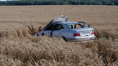 Schrottauto im Feld