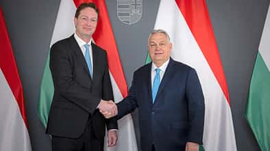 Ola Källenius Viktor Orban Handshake Ungarn