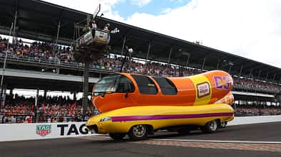 Indy 500 - Showrennen mit Wurst-Autos - Wienermobile - Oscar Mayer - Hot-Dog-Autos