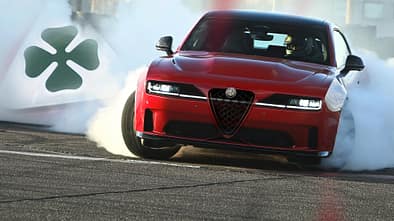 Dodge Charger Daytona mit Alfa Romeo Scudetto Logo Emblem Drift QV Quadrifoglio Verde