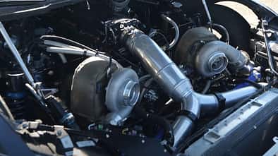 Tesla Model S mit Chevy Big Block V8 Motor für Drag Race