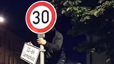 Klima-Aktivisten Ulm Tempo 30 Schild Demontage