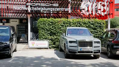 Rolls-Royce Cullinan Undav und Demirovic VfB Stuttgart