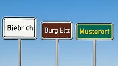 Ortsschilder in weiß, braun und grün