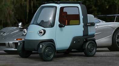 Daihatsu Midget X vor McLaren F1