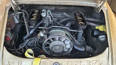 Porsche 911 E Targa unter Kiefernzapfen begraben