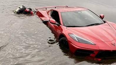 Corvette C8 im Teich versunken