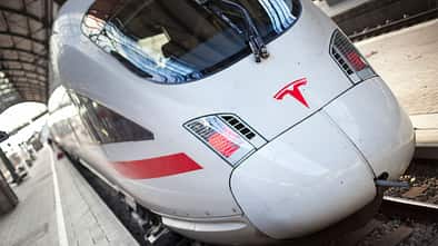 Deutsche Bahn ICE mit Tesla-Logo