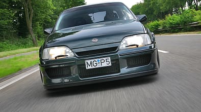 Opel Lotus Omega - Fahrtaufnahme von vorne