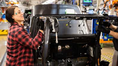 Stellantis Bandarbeiterin USA Produktion Werk