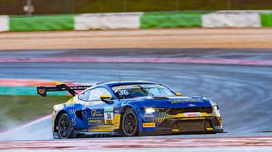 Ford Mustang GT3 Rennwagen beim Tracktest auf der Rennstrecke in Portimão, fotografiert während eines HRT Ford Racing Media Drive Events. Das Fahrzeug trägt die Startnummer 36 und ist mit Sponsorenlogos sowie auffälligem Rennsport-Design versehen.