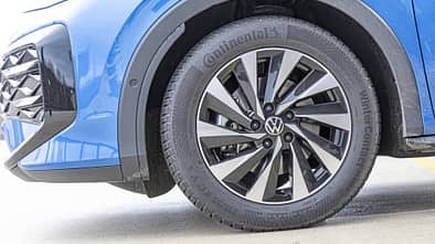 Detailaufnahme des Vorderrads eines VW T-Roc eTSI mit Continental WinterContact Reifen.