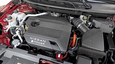 Detailaufnahme des Nissan Qashqai e-Power 156 Motorraums mit sichtbarem e-Power-Antrieb.