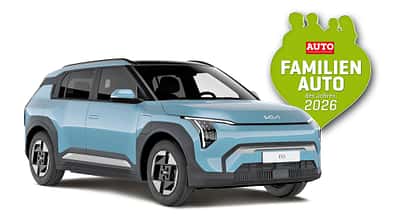 Grünes Logo in Herzform mit Silhouetten einer Familie und dem Schriftzug 'FAMILIENAUTO des Jahres 2026' sowie dem Magazin-Logo 'AUTO STRASSENVERKEHR'.