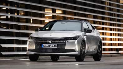 DS N4 Hybrid Pallas vor moderner Architektur, frontal aufgenommen.